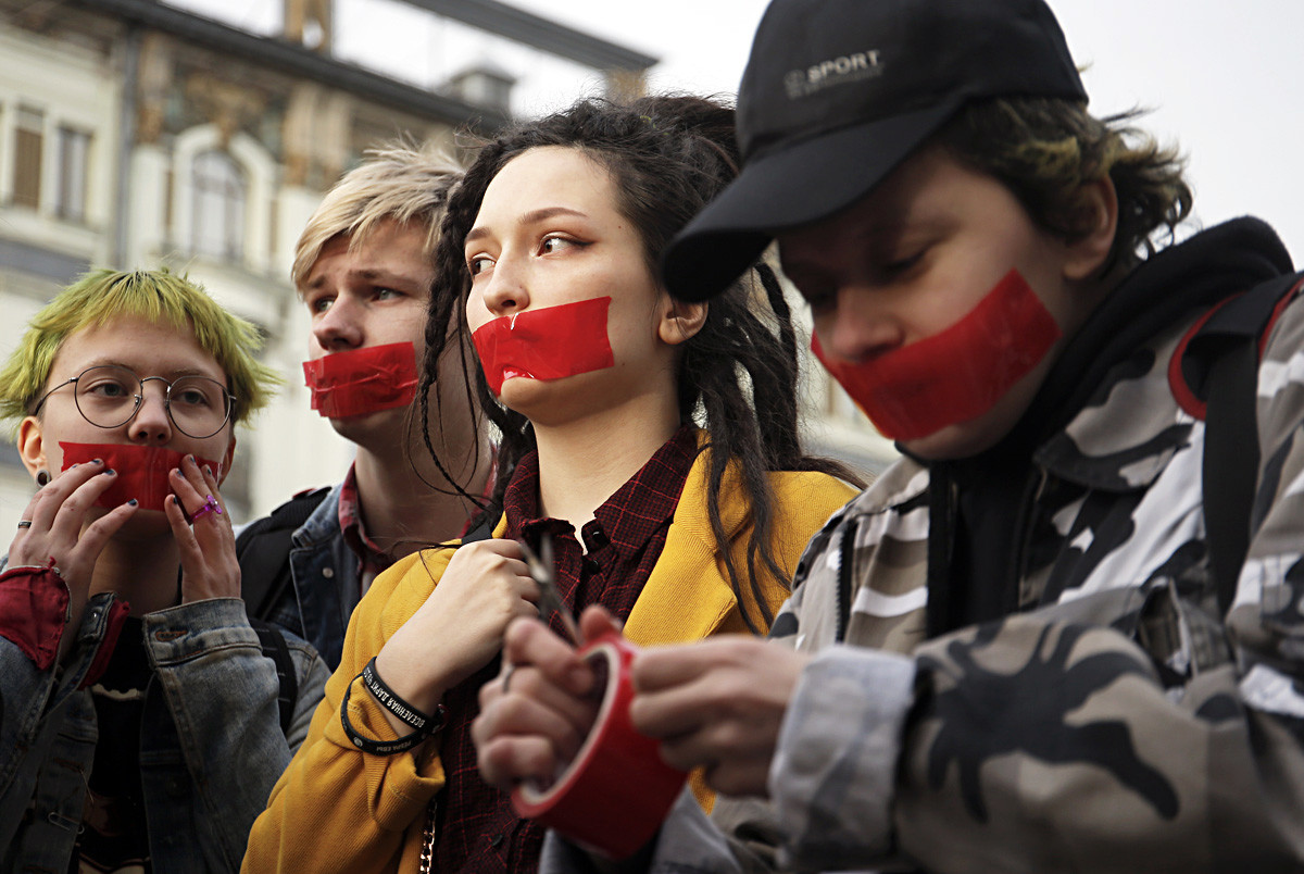 Activistas LGBT durante una manifestación contra la discriminación en San Petersburgo, el 17 de abril de 2019.