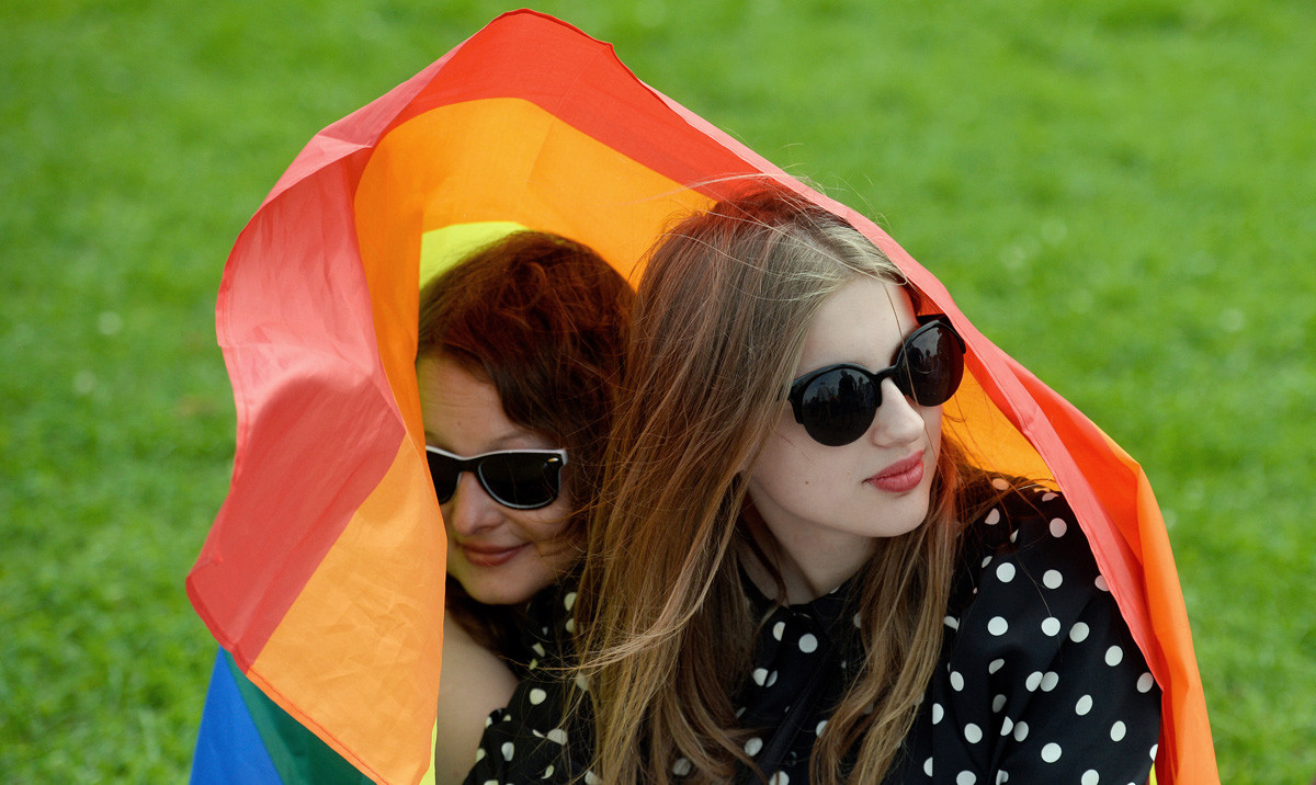 Activistas durante la manifestación del Orgullo Gay en San Petersburgo, el 12 agosto de 2017.
