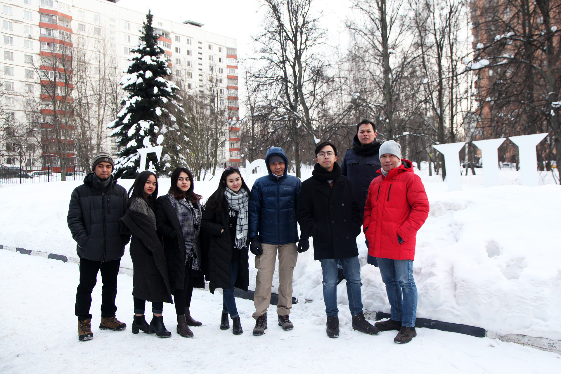 Yodha (kiri), berfoto bersama para mahasiswa dan mahasiswi Indonesia yang juga berkuliah di Institut Bahasa Rusia A.S. Pushkin, Moskow, saat masih menjalani pendidikan di Fakultas Persiapan Bahasa Rusia.