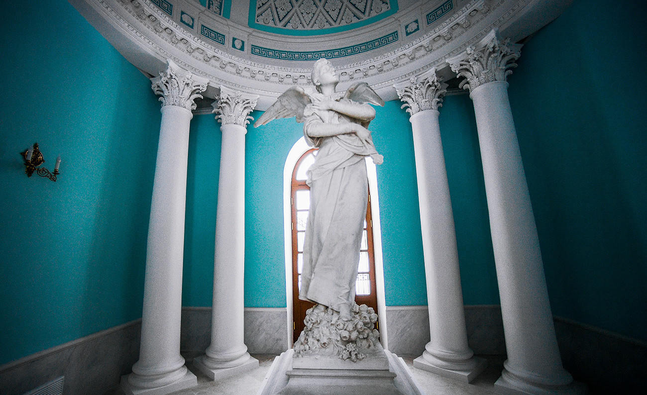 Nadgrobni spomenik kneginjice Tatjane Jusupove u muzeju-imanju 