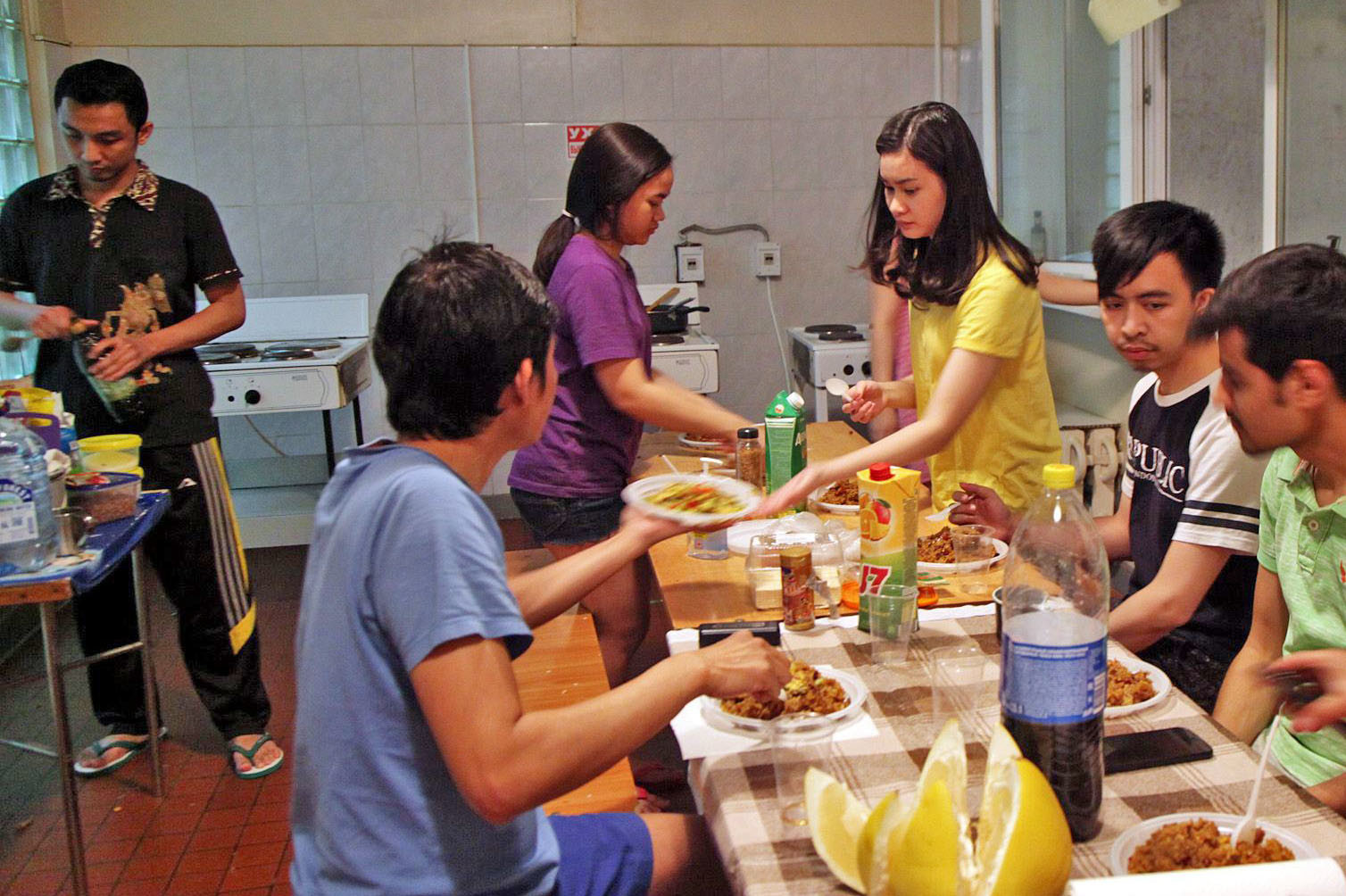 Yodha (kiri), hendak makan bersama para mahasiswa dan mahasiswi Indonesia di dapur bersama Asrama Institut Pushkin, saat masih menjalani pendidikan di Fakultas Persiapan Bahasa Rusia.