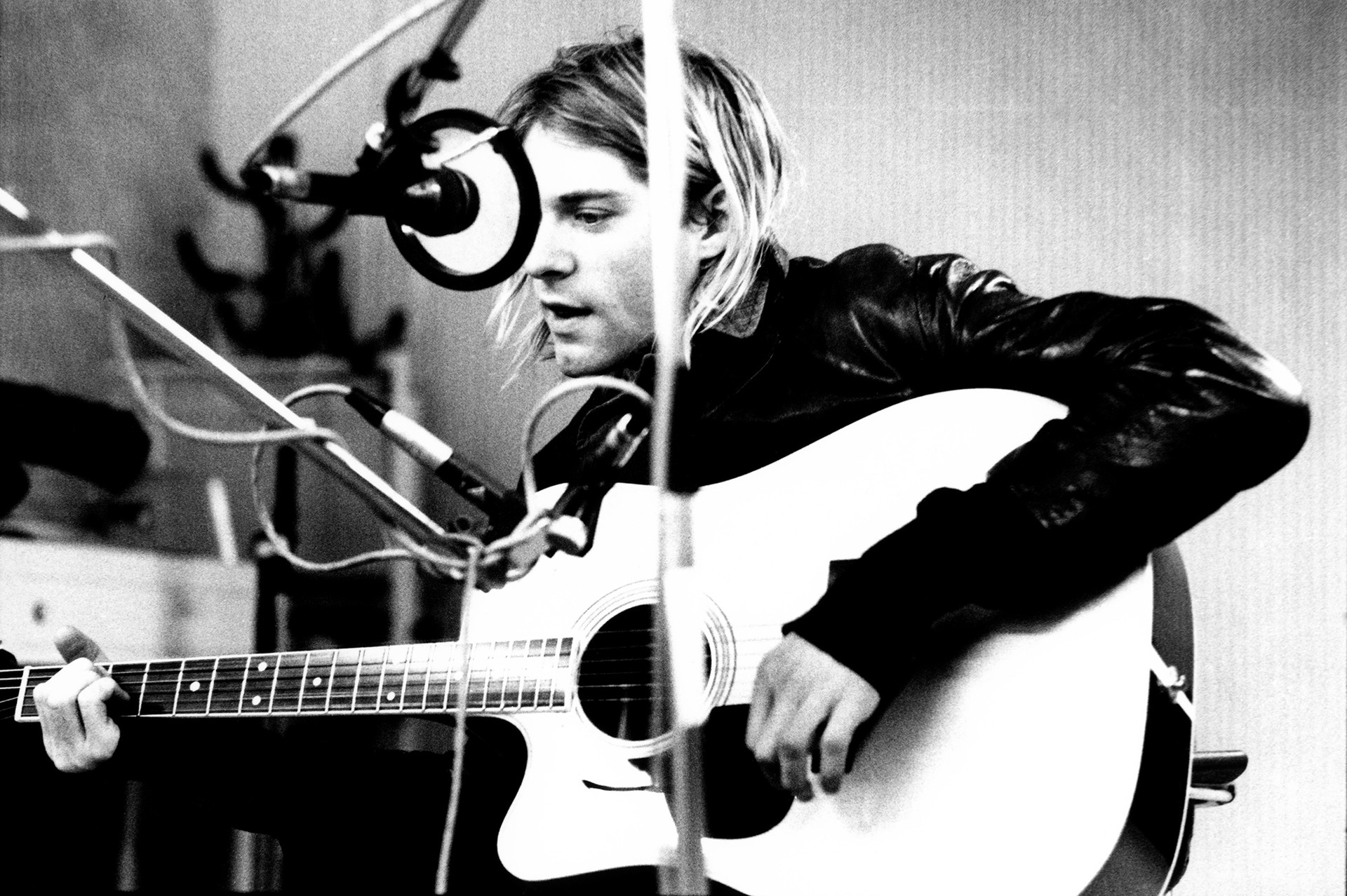 Kurt Cobain of Nirvana (the mic on the photo is not produced by the Oktava plant)