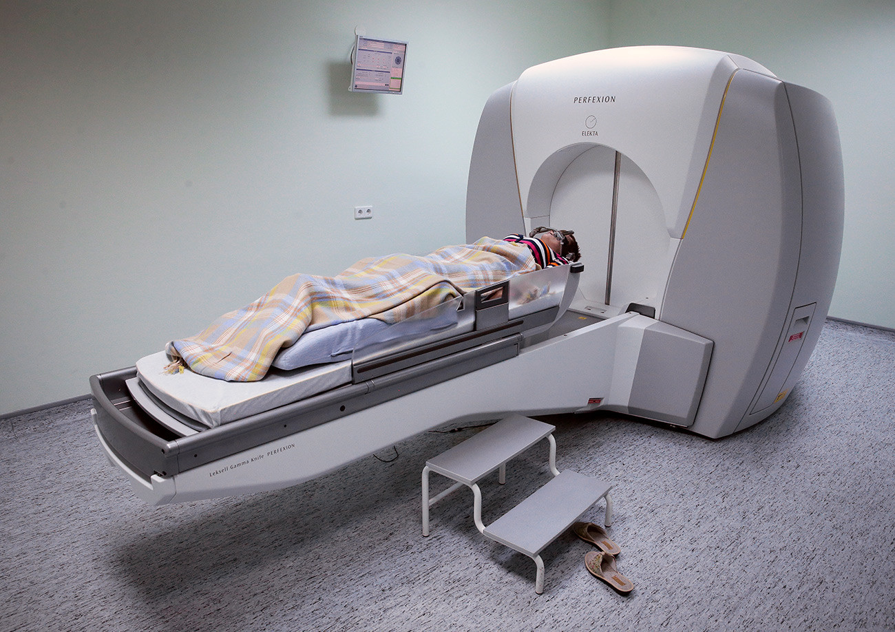 Operação usando o mais moderno equipamento para tratamento radiocirúrgico de tumores cerebrais