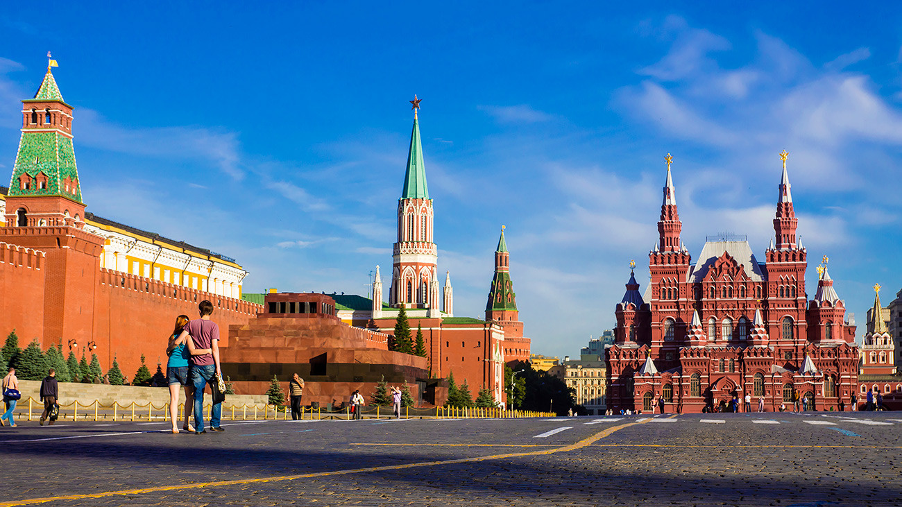 Museum Sejarah Nasional tampak sangat serasi dengan dinding-dinding Kremlin.