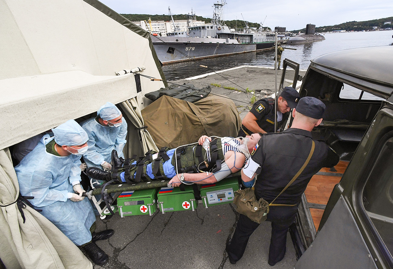 Војни лекари увежбавају постављање пункта за евакуацију у Владивостоку.