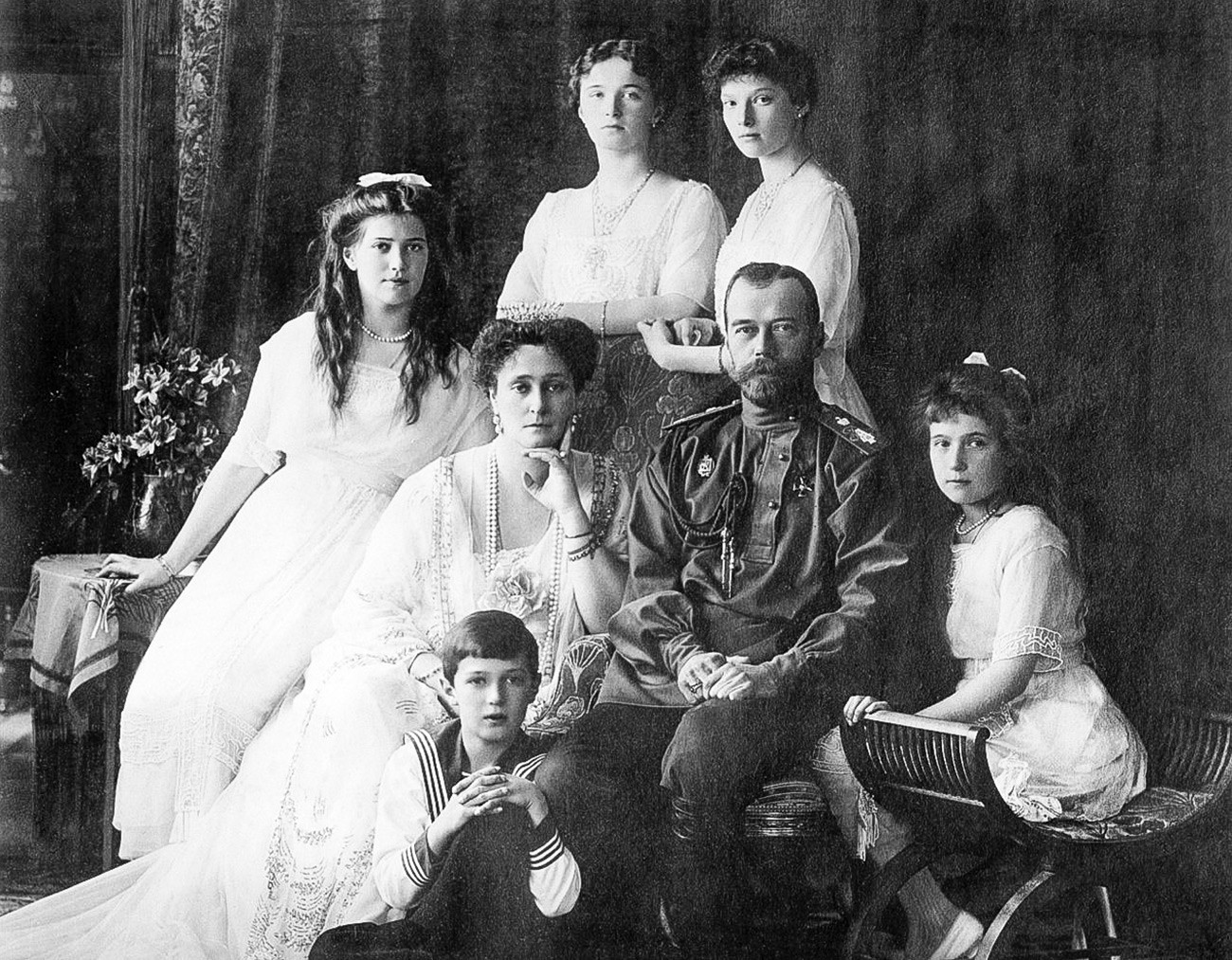 Kaisar Nicholas II bersama istrinya, Alix of Gessen (dibaptis menjadi Orthodoxy sebagai Alexandra Fedorovna) dan anak-anak mereka.
