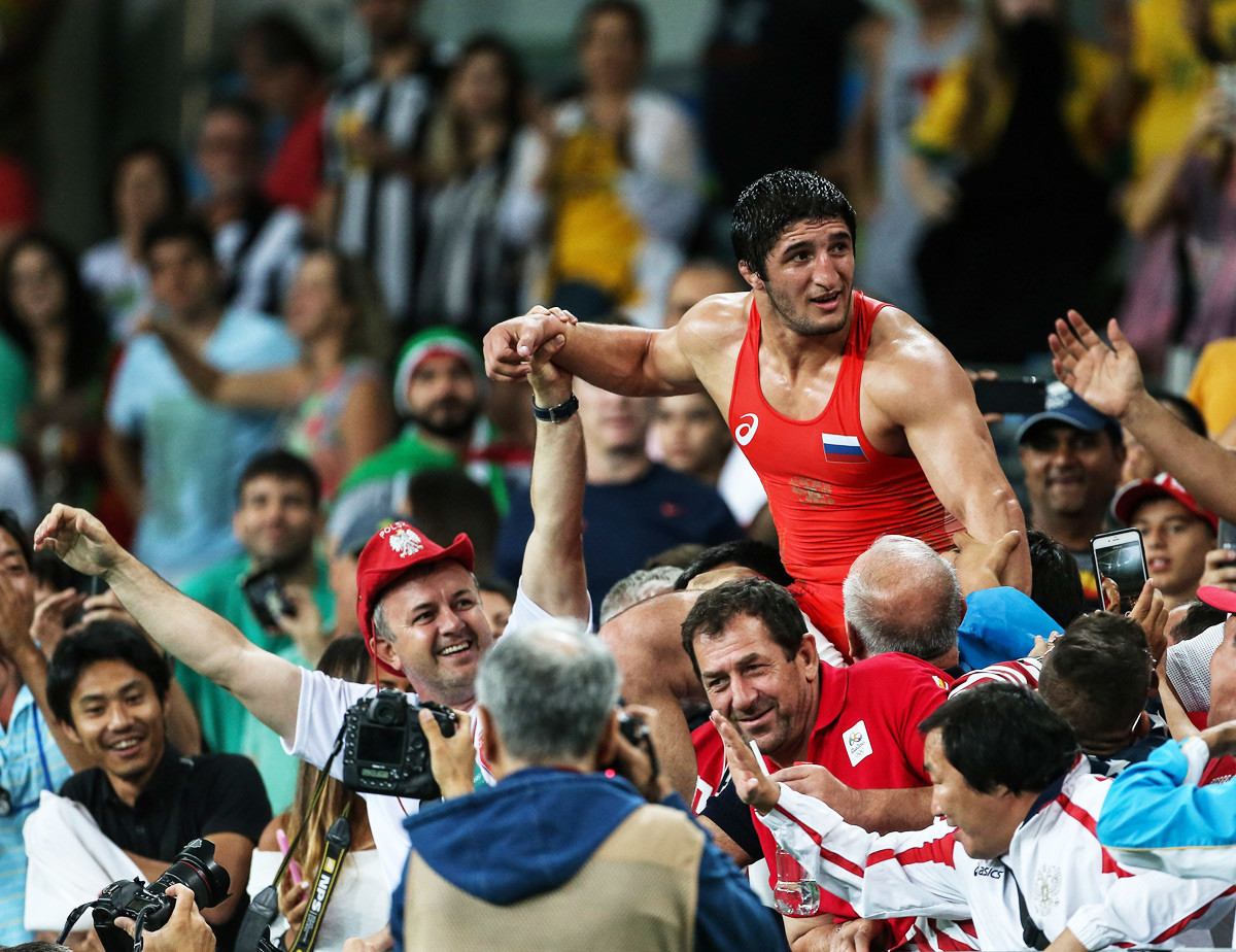 Abdulrashid Sadulaev dari Rusia (merah) merayakan kemenangannya atas Selim Yasar (tidak terlihat) dari Turki selama Perebutan Medali Emas 86kg Gaya Bebas Pria dari Pertandingan Olimpiade Rio 2016 di Carioca Arena 2 di Rio de Janeiro, Brasil pada 20 Agustus 2016.