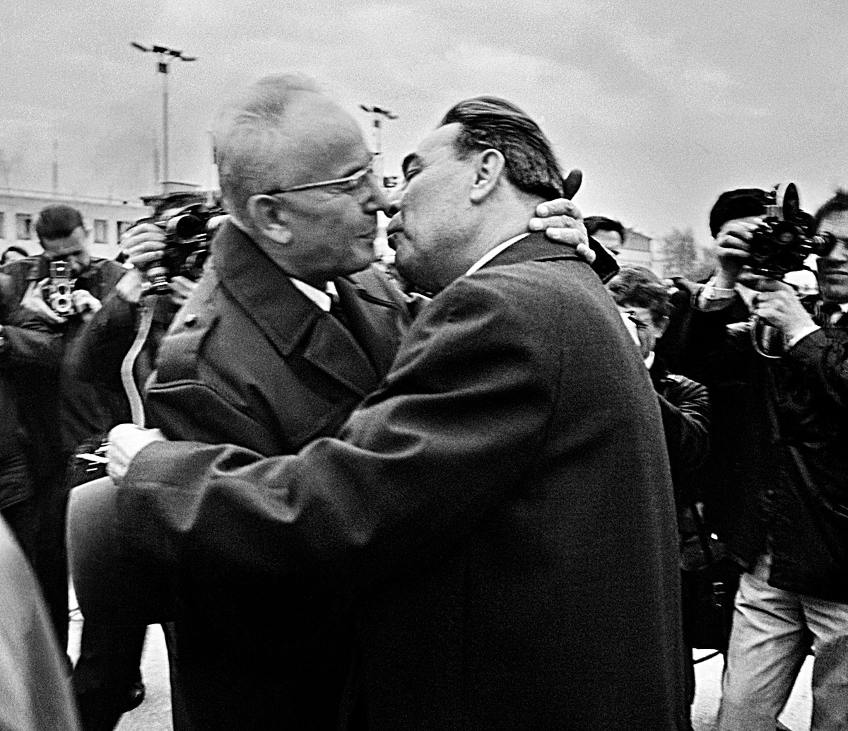 Ciuman antara Pemimpin Partai Cekoslowakia dan Soviet Gustav Husak (kiri) dan Leonid Brezhnev di Praha, 5 Mei 1970.