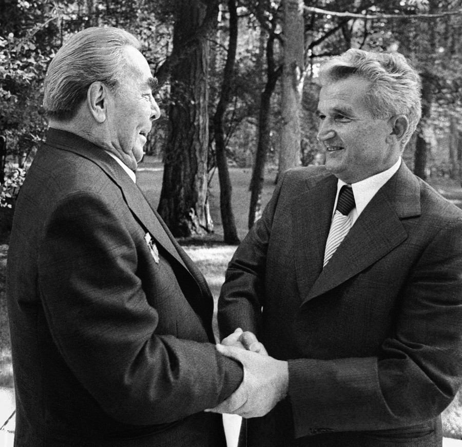 Nicolae Ceausescu melakukan kunjungan ke Leonid Brezhnev (kiri) di Crimea pada tahun 1979.