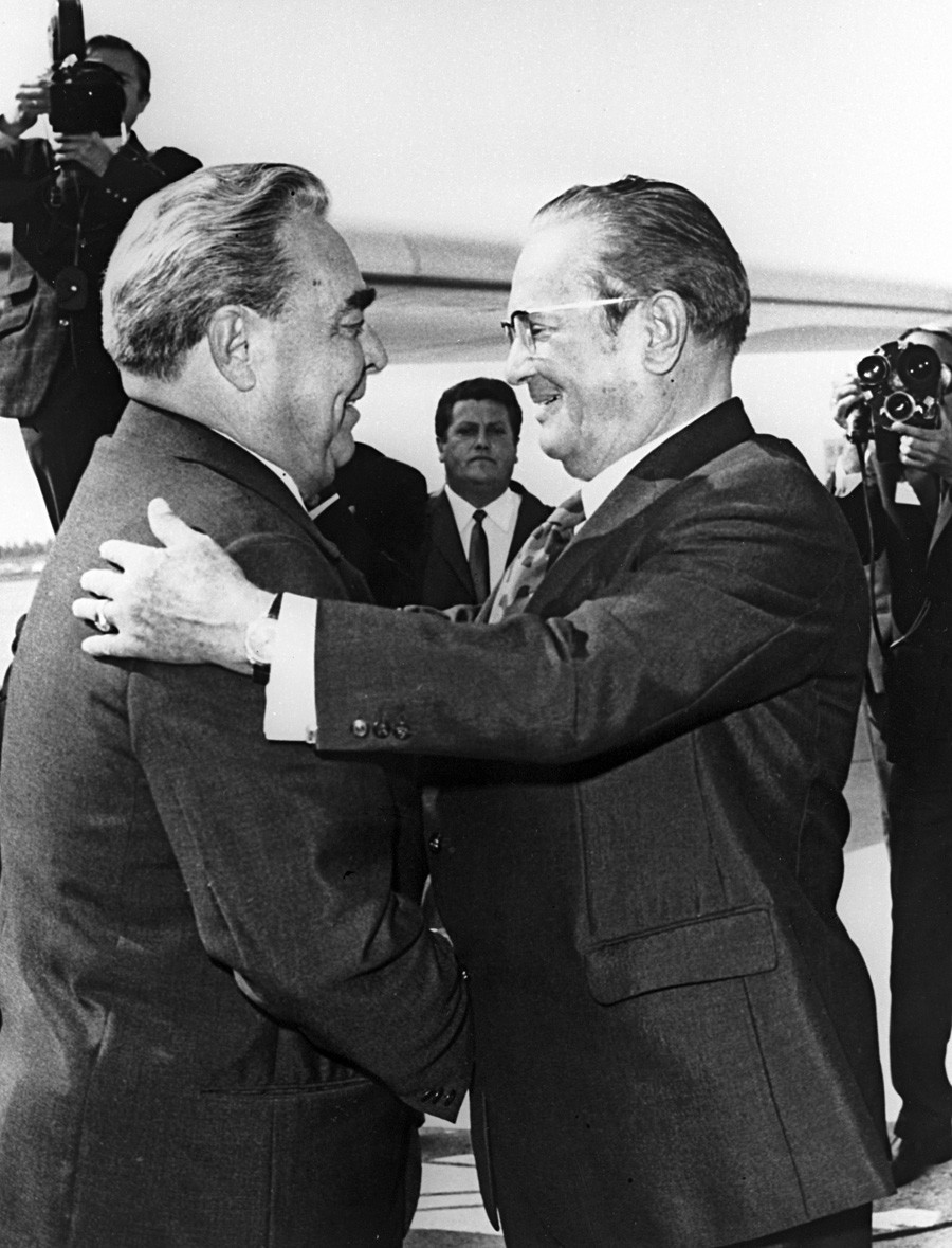 Presiden Yugoslavia Josip Broz Tito menyambut Leonid Brezhnev di bandara Beograd pada 1971.