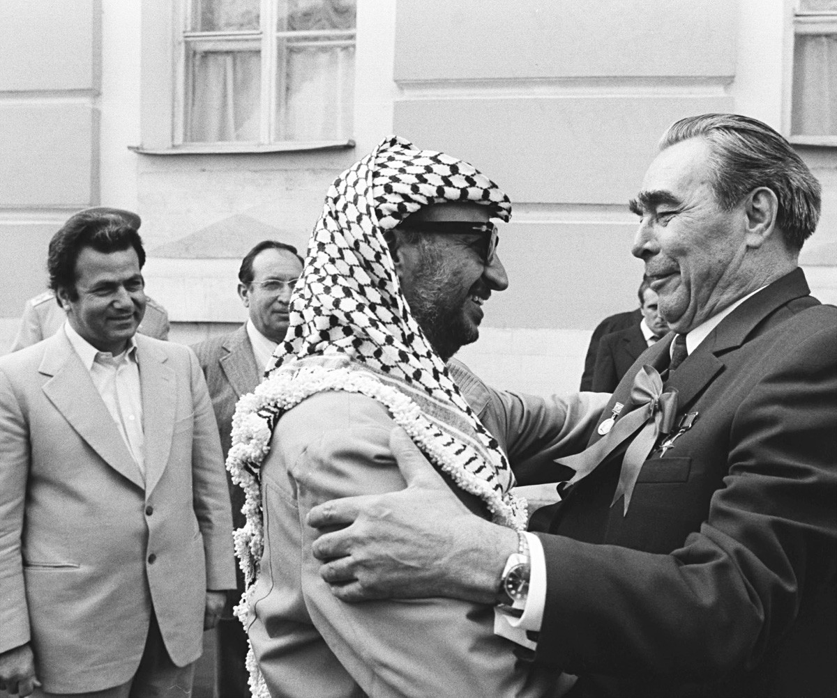 Leonid Brezhnev dan Yasser Arafat dalam pertemuan di Kremlin pada 1975.