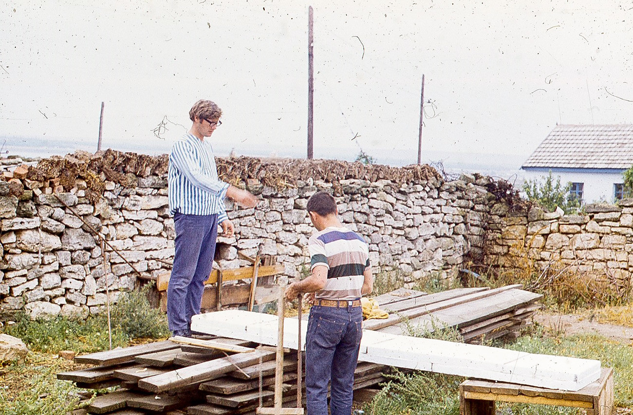 Pembuatan papan selancar di Semenanjung Tarkhankut, Krimea (1966).