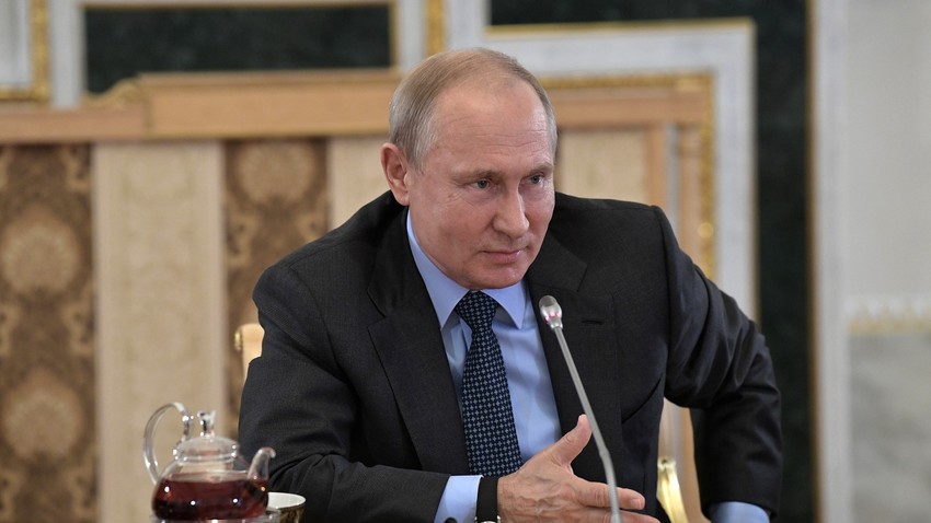 Presiden Rusia Vladimir Putin selama pertemuan dengan sejumlah pemimpin media asing di Forum Ekonomi Internasional Sankt Peterburg (SPIEF), Kamis (6/7).