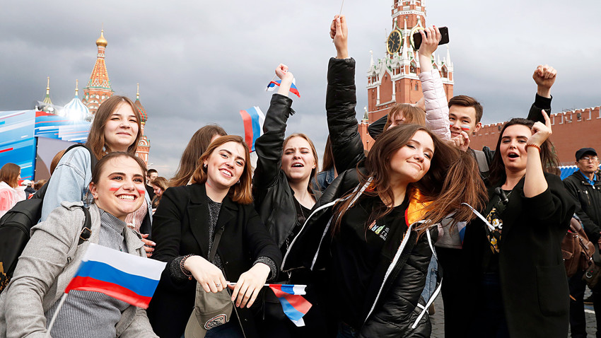 Orang-orang merayakan Hari Rusia pada 12 Juni.
