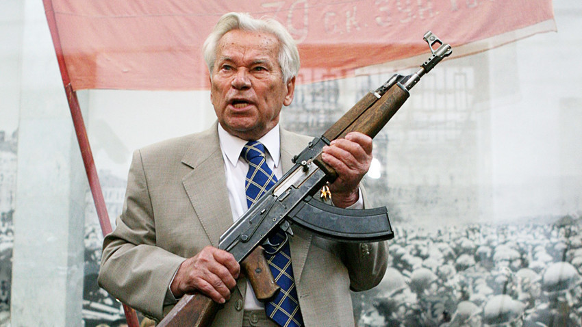 Михаил Калашников (87), творец на познатата АК-47, на церемонијата по повод 60 години на моделот, 6 јули 2007 година, Москва. Путин рече дека АК-47 е симбол на креативниот гениј и дека треба борба против производителите на фалсифувани АК-47, поради кои Русија годишно губи 2 милијарди долари.


