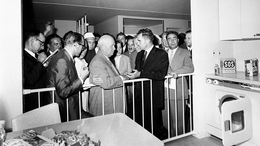 Совјетски лидер Никита Хрушчов разговара са потпредседником САД Ричардом Никсоном, 1959.