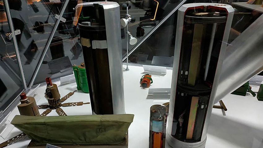 Касета са противтенковском муницијом КПТМ-4 b касета са противпешадијским фрагментационим минама КПОМ-3 на поставци специјалне технике при Међународном војно-техничком сајму „Армија 2019“