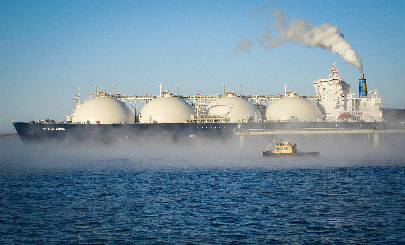 石油および天然ガス鉱区関連プロジェクト「サハリン2」の一部である液化天然ガス生産工場の係留施設付近を進むLNGタンカー。　