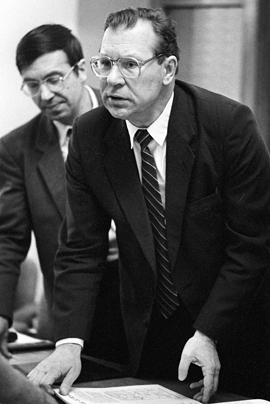 Akademik Valerij Legasov (desno), prvi zamjenik ravnatelja Instituta za atomsku energiju Kurčatov, koji je sudjelovao u utvrđivanju uzroka nesreće koja se dogodila u nuklearnoj elektrani u Černobilu 26. travnja 1986.