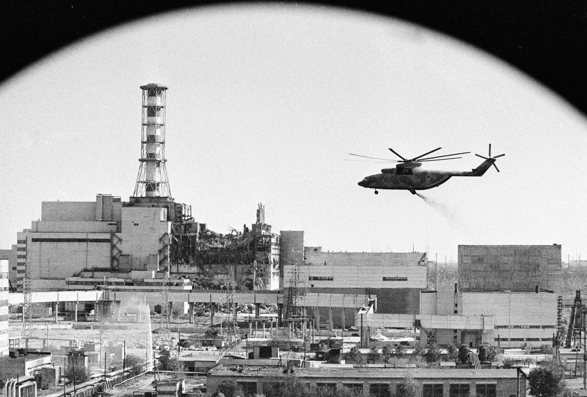 Хеликоптери врше деконтаминацију објеката Чернобиљске нуклеарне електране после хаварије.