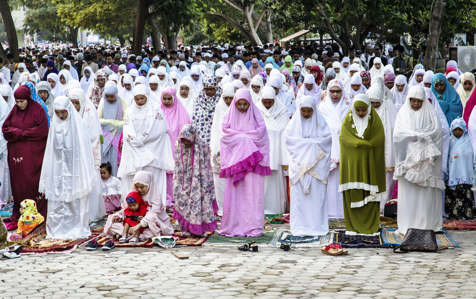 Umat Islam melaksanakan salat Id di Palu, Sulawesi Tengah.