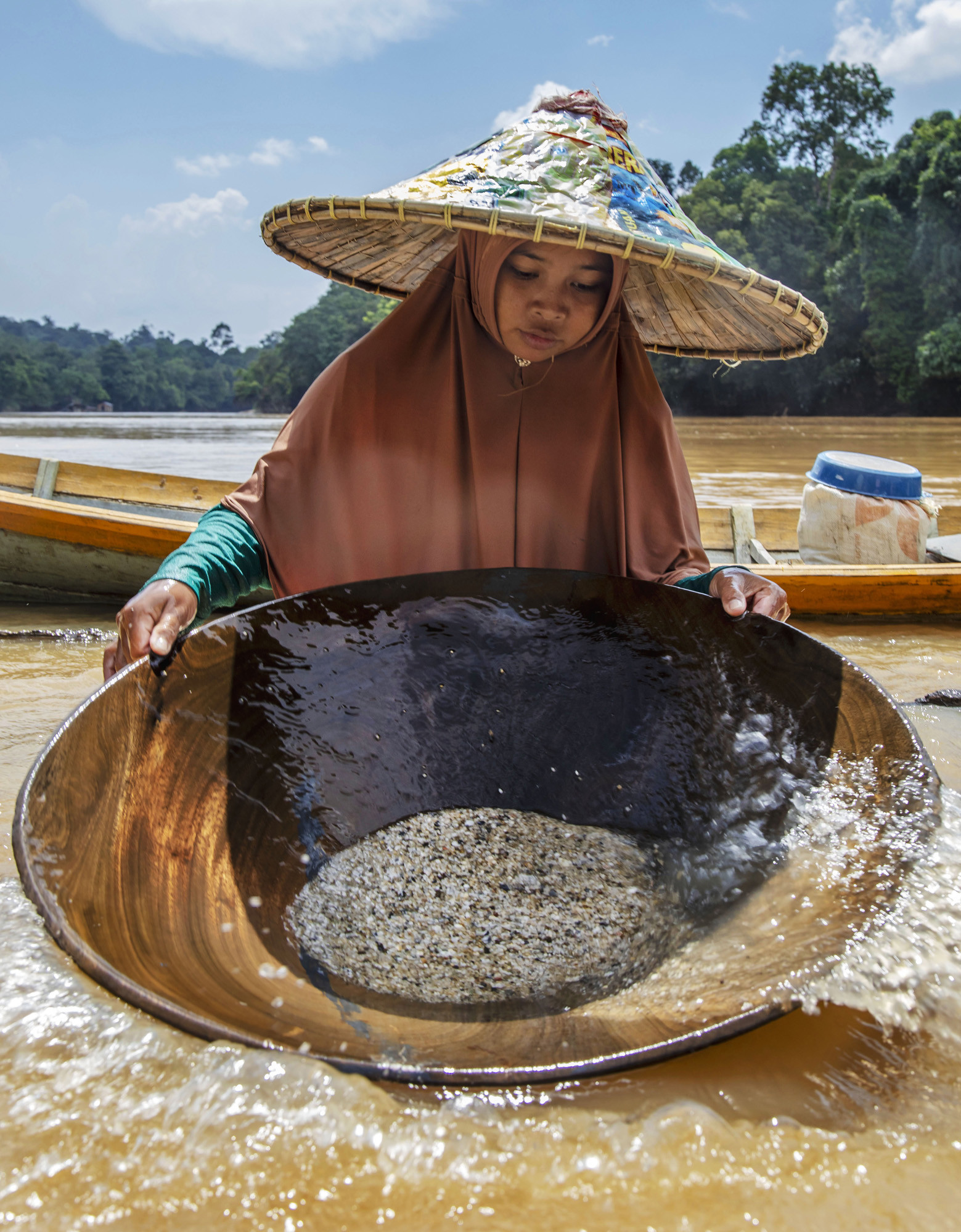Penambangan emas dan berlian secara tradisional di Kalimantan Barat.