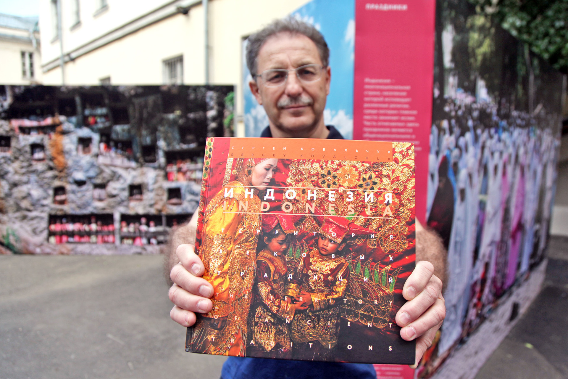 Sergey Kovalchuk menunjukkan buku “Indonesia, Wilayah Tradisi Kuno”.