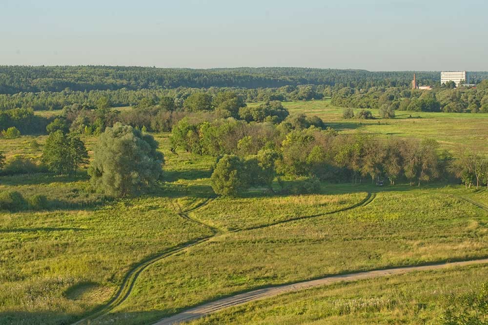 Malojaroslavets. Vista nord-est verso Ivanovskij Lug e il fiume Luzha (nascosto dagli alberi), attraversato dall’esercito francese prima della battaglia di Malojaroslavets. 6 agosto 2016
