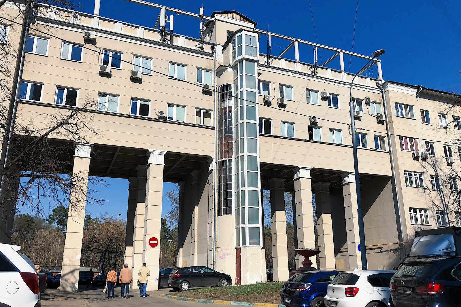 Ulitsa Marshala Vasilevskogo, Blok apartemen yang dibangun pada tahun 1936.