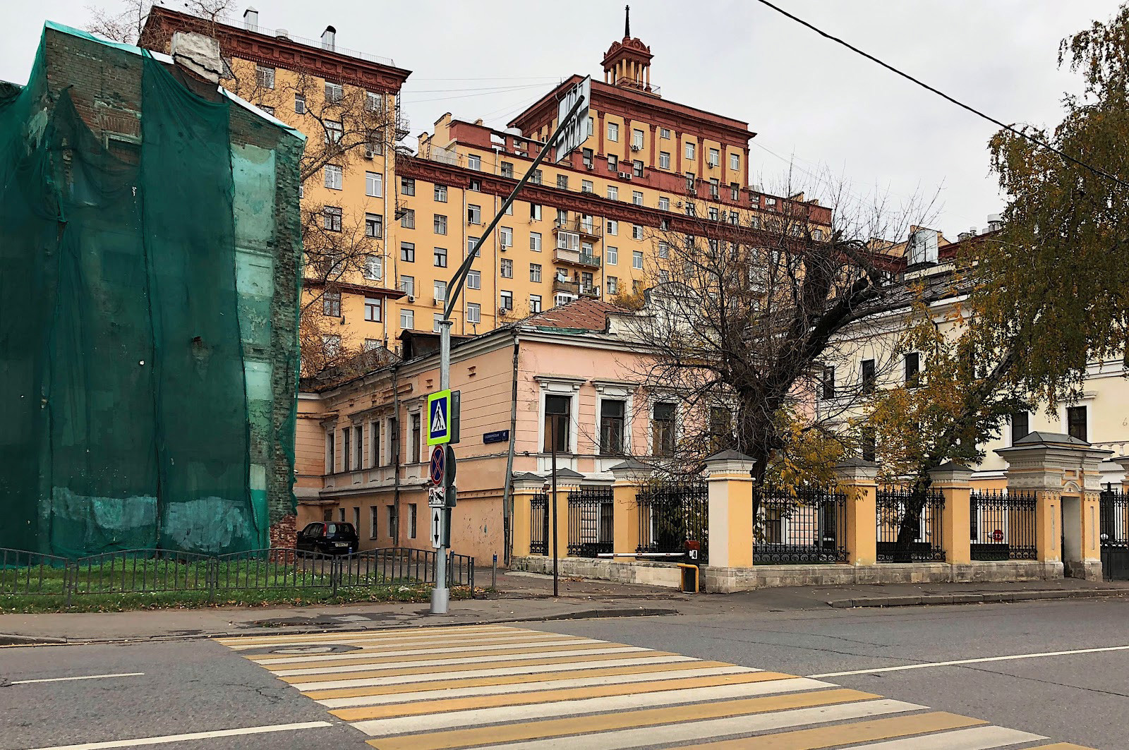 Ulitsa Sadovnicheskaya, Rumah manor Ikonnikov, bangunan tempat tinggal di pabrik Elektroda. 

