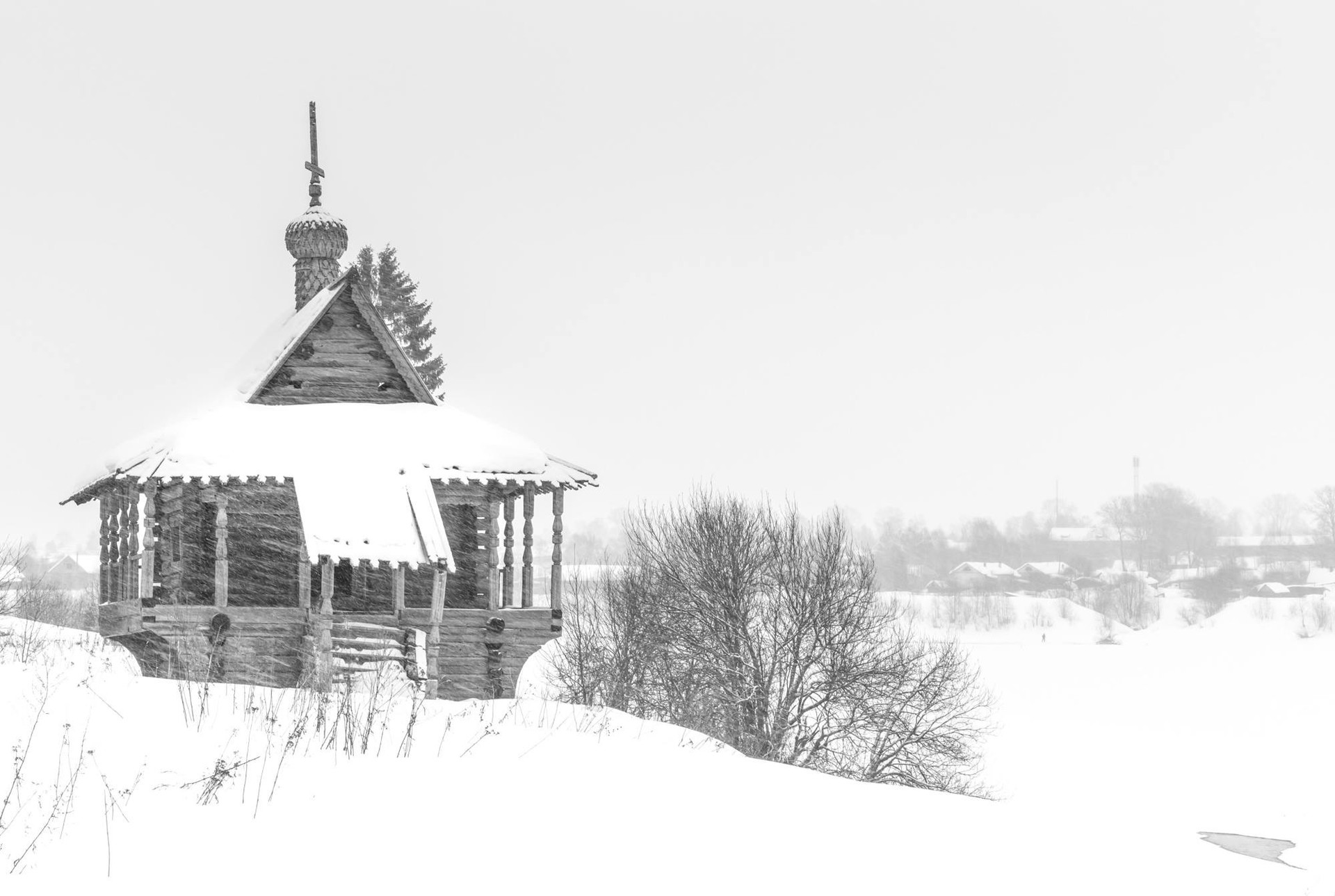 Die Mariä Schutz-und-Fürbitte Kapelle in Konewo
