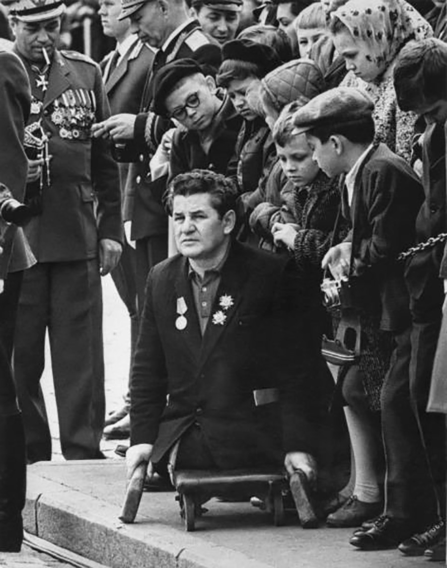 Invalidni vojni veteran na paradi zmage leta 1970.