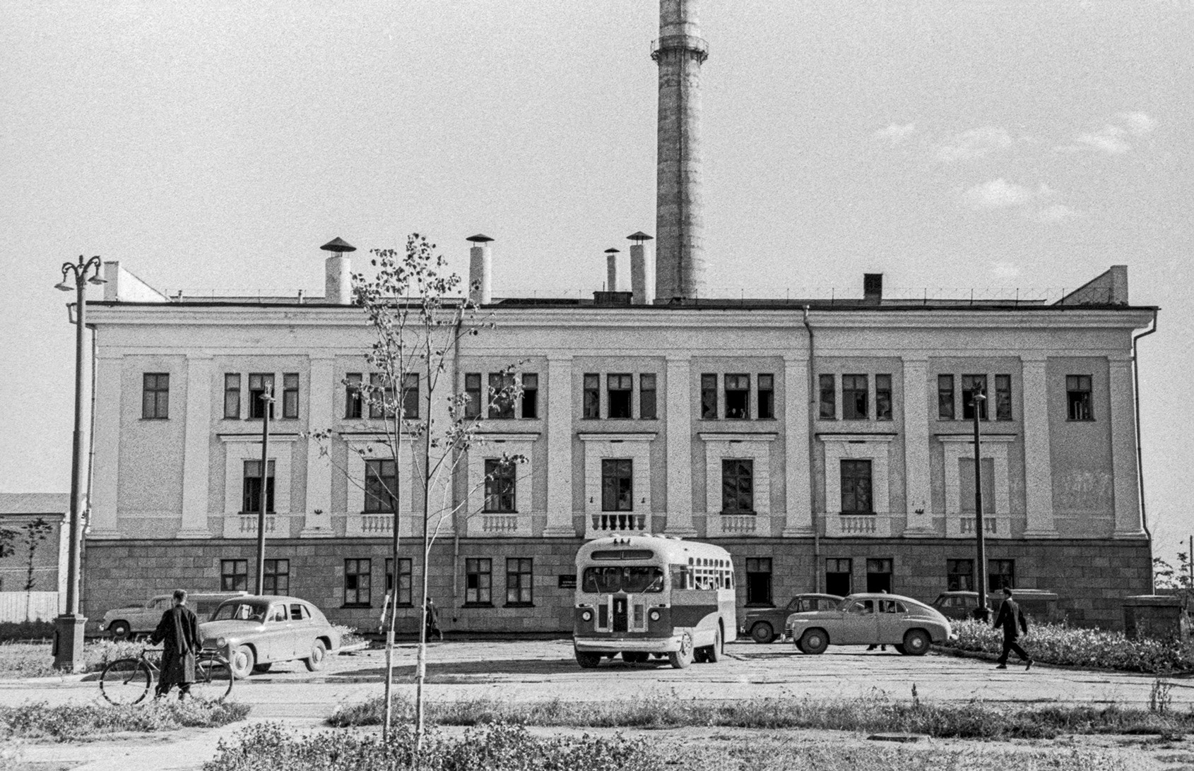 URSS. Région de Kalouga. Ville d’Obninsk. 10 août 1955. Édifice d’une centrale nucléaire.