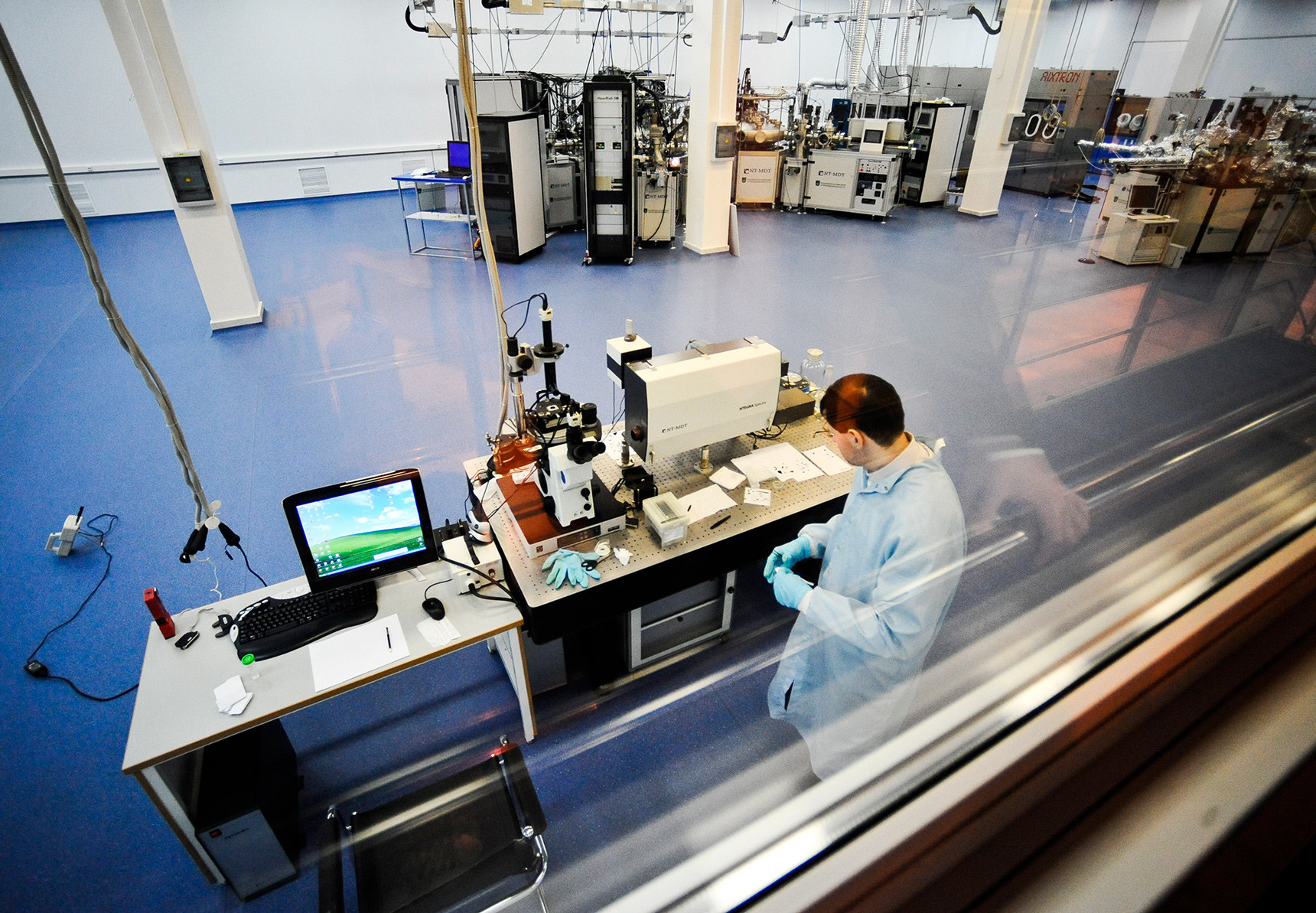 Travail avec une plateforme de complexes nanotechnologiques « NanoFab-100 », à l’Institut Kourtchatov.