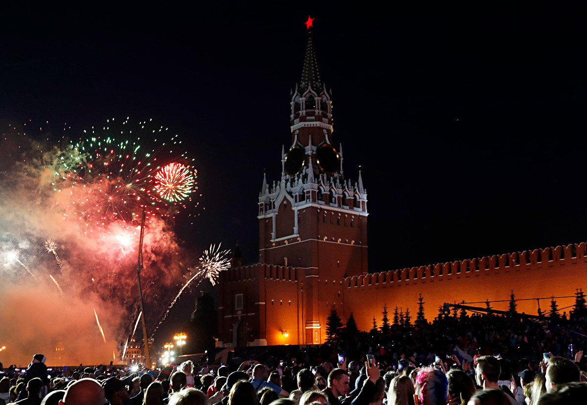Pesta kembang api di atas Lapangan Merah, Moskow, untuk memperingati Hari Rusia.