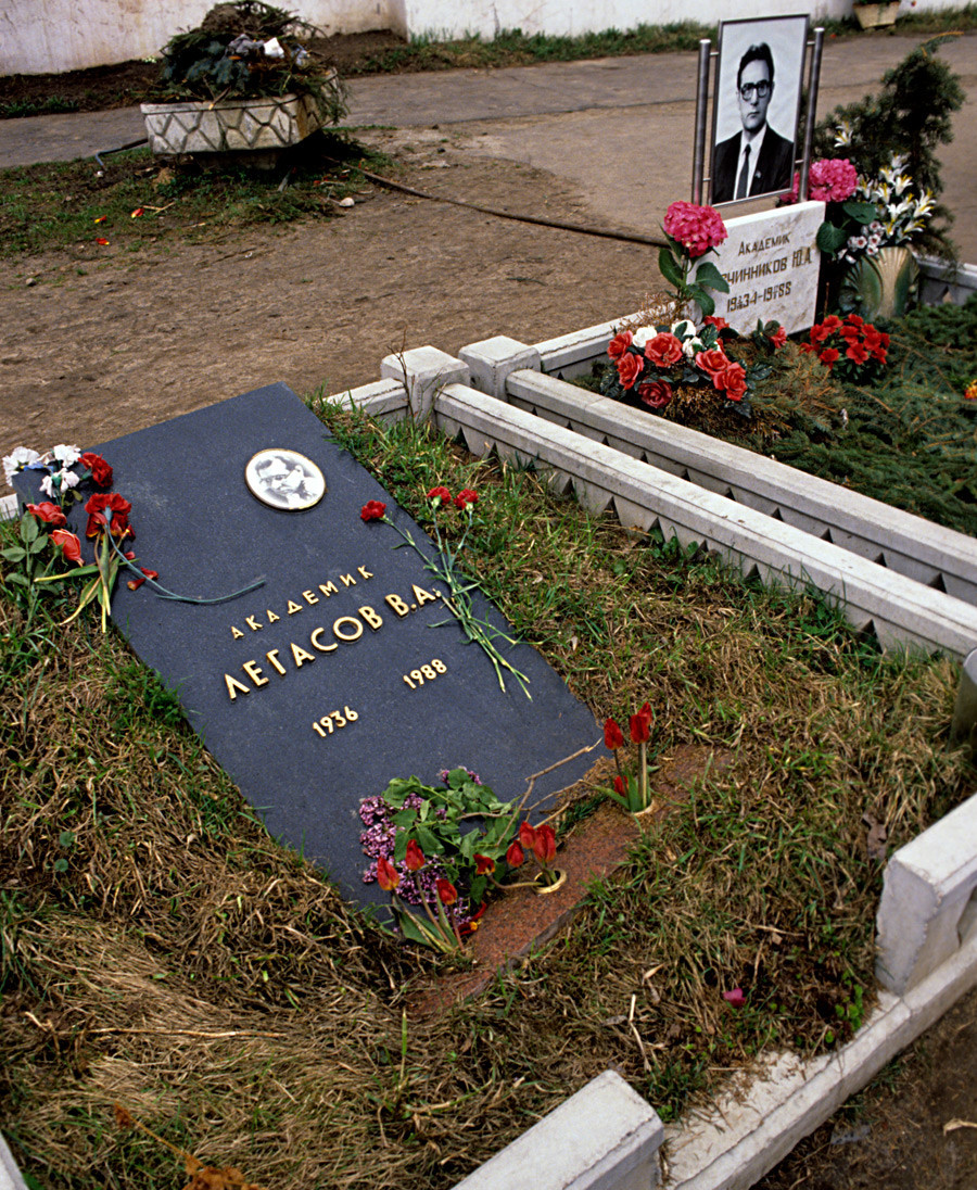 La tumba de Valeri Legásov (1936-1988) en el cementerio Novodévichi en Moscú, 1989