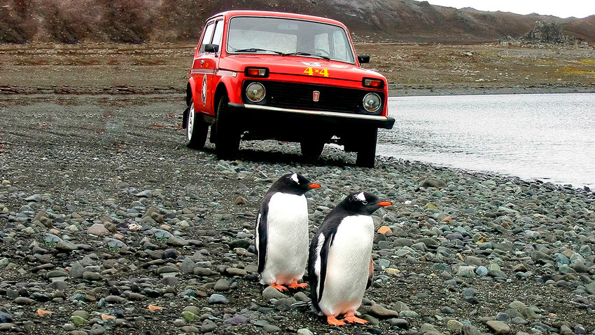 Una foto real de un coche Niva en la Antártida
