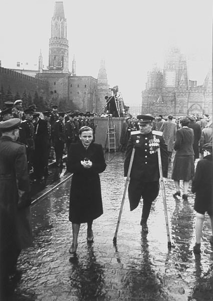 ゲンナジー・ドブロフの連作『戦争の署名』。妻とともに戦勝パレードに参加したアレクサンドル・グラドコフ少将。1945年6月24日。

