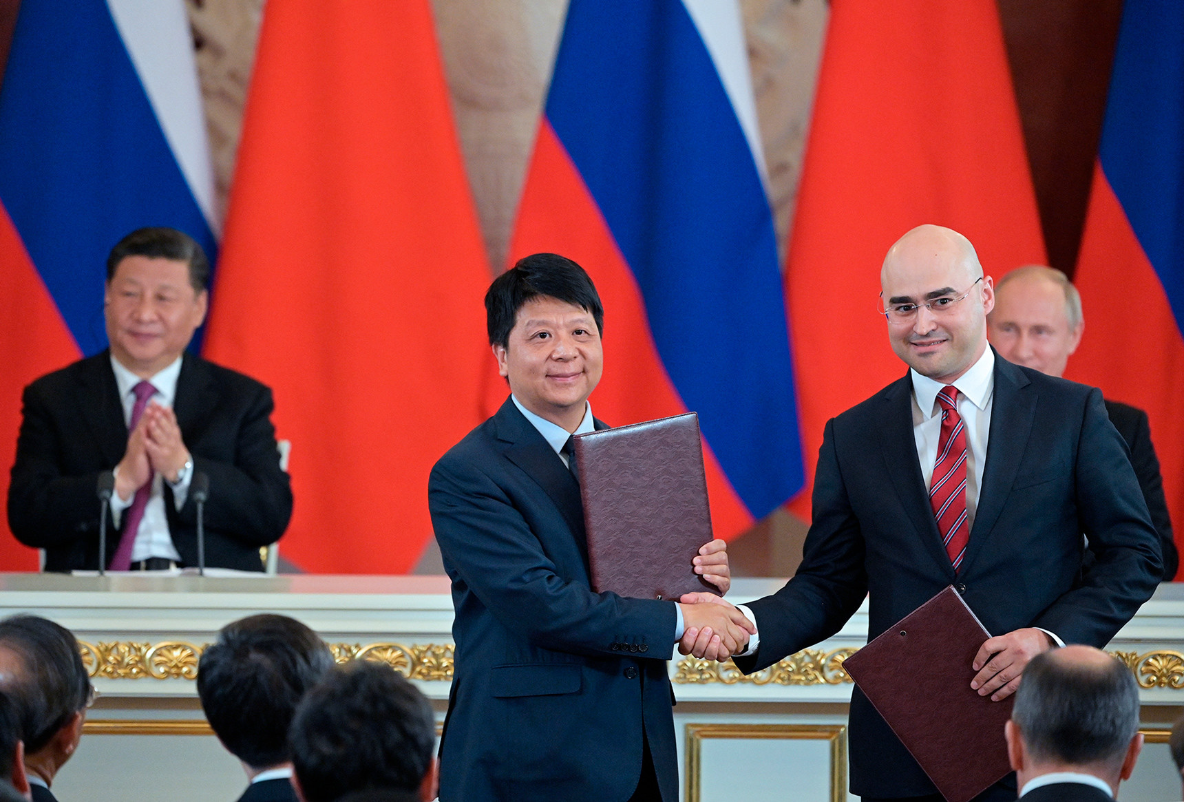 Huawei CEO Guo Ping (l) und MTS PJSC Präsident Alexei Kornja (r) bei der Unterzeichnung des gemeinsamen Deals als Ergebnis der russisch-chinesischen Verhandlungen