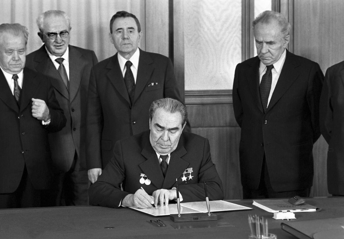 レオニード・ブレジネフ氏（真ん中）を含むソ連の指導者、アンドロポフ氏は左から２人目。