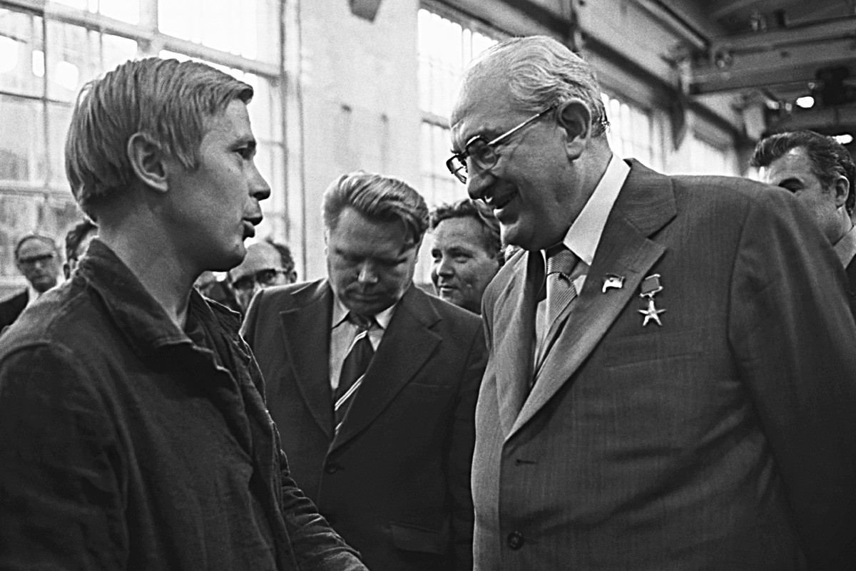 KGB議長のアンドロポフ氏（右）が、トラクター工場の労働者に話しかけている。