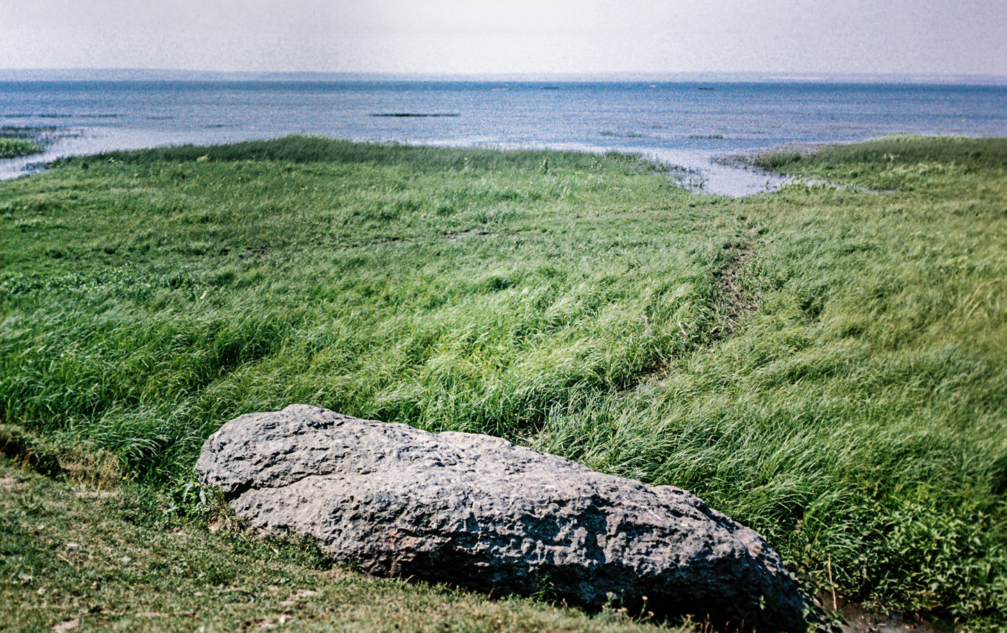 Легендарни „Сињи камен” на обали језера Плешчејево
