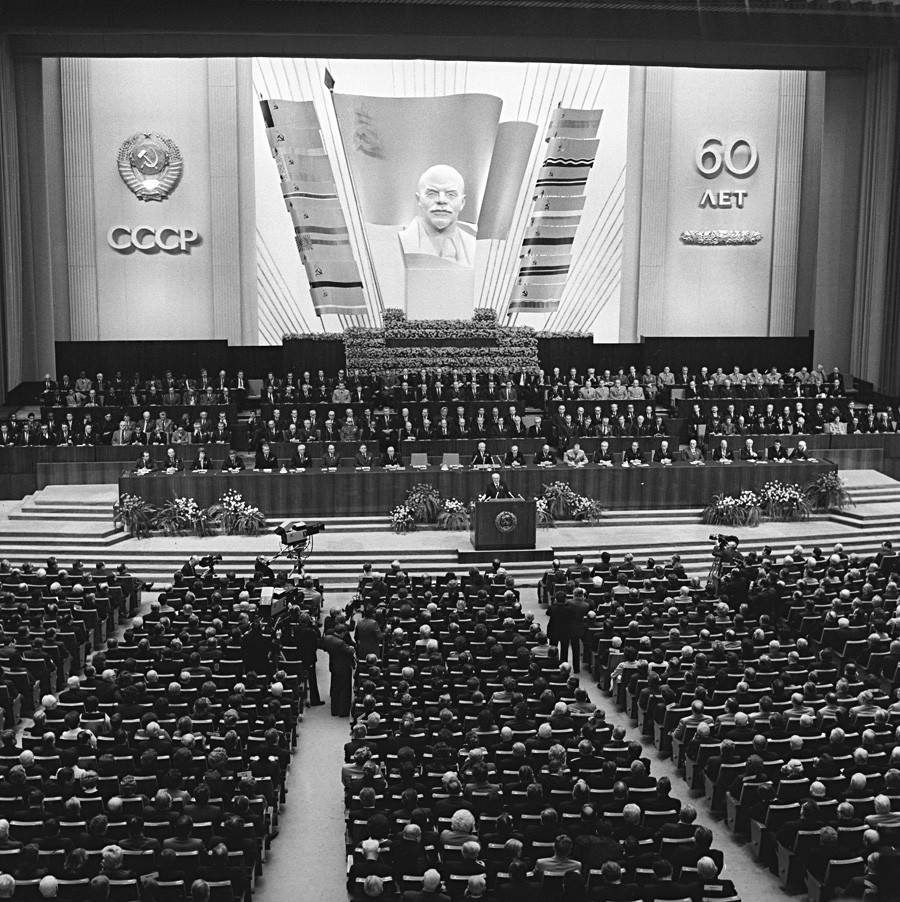 Sekjen Komite Sentral Partai Komunis Uni Soviet Yury Andropov pada rapat Majelis Agung Soviet untuk memperingati 60 tahun Uni Soviet.