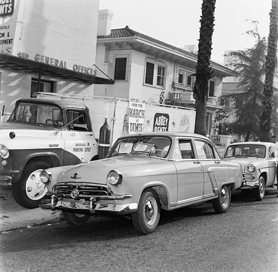 Moskvitch nas ruas de Los Angeles, em 1958 