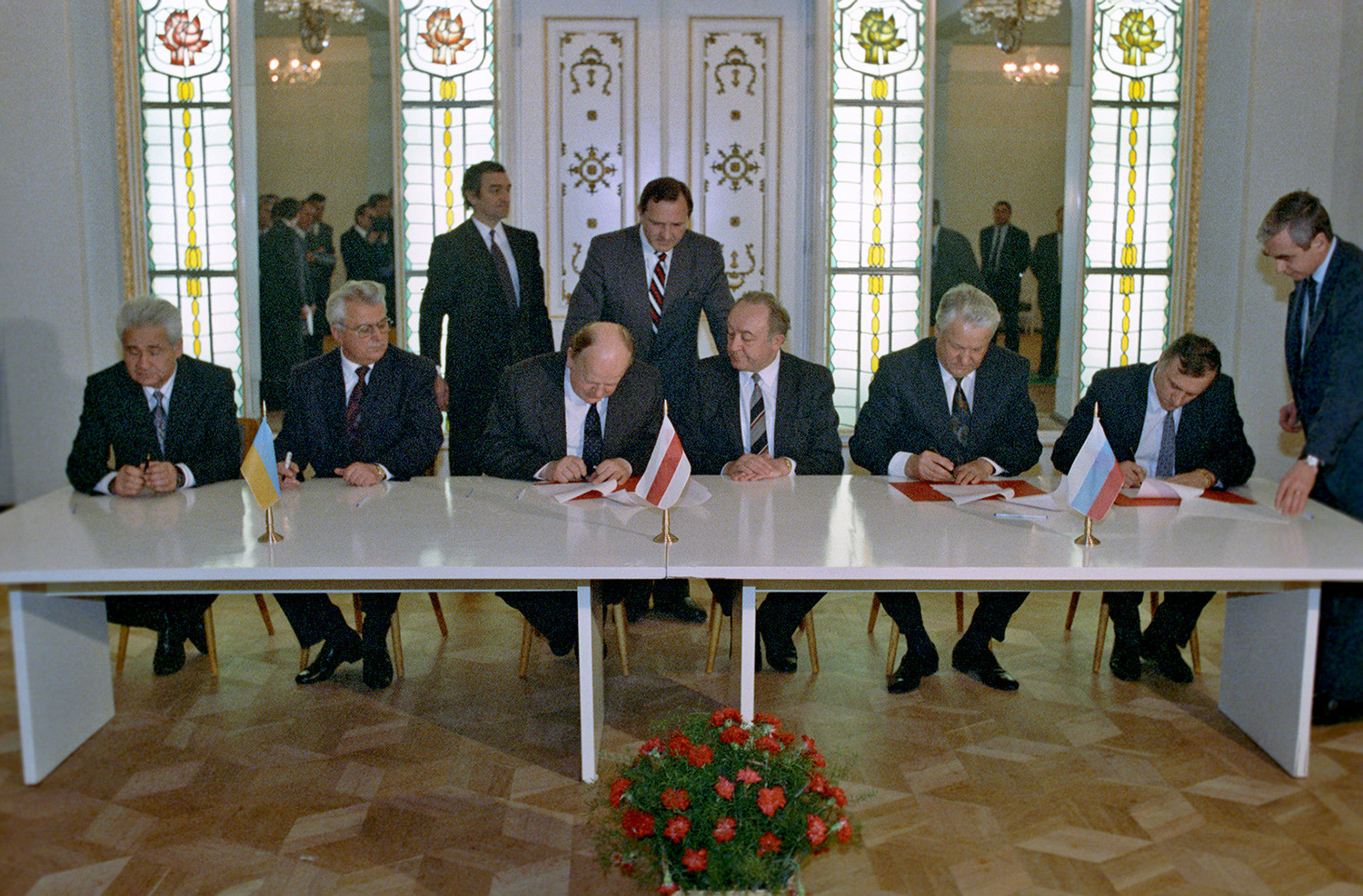 Para pemimpin Rusia, Belarus, dan Ukraina mendeklarasikan kematian Uni Soviet dan membentuk Persemakmuran Negara-Negara Merdeka.