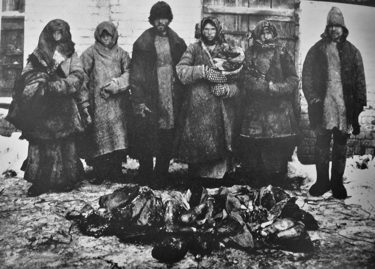 Сељаци оптужени за канибализам и остаци њихових жртава. Бузулук, Самарска област, 1921.