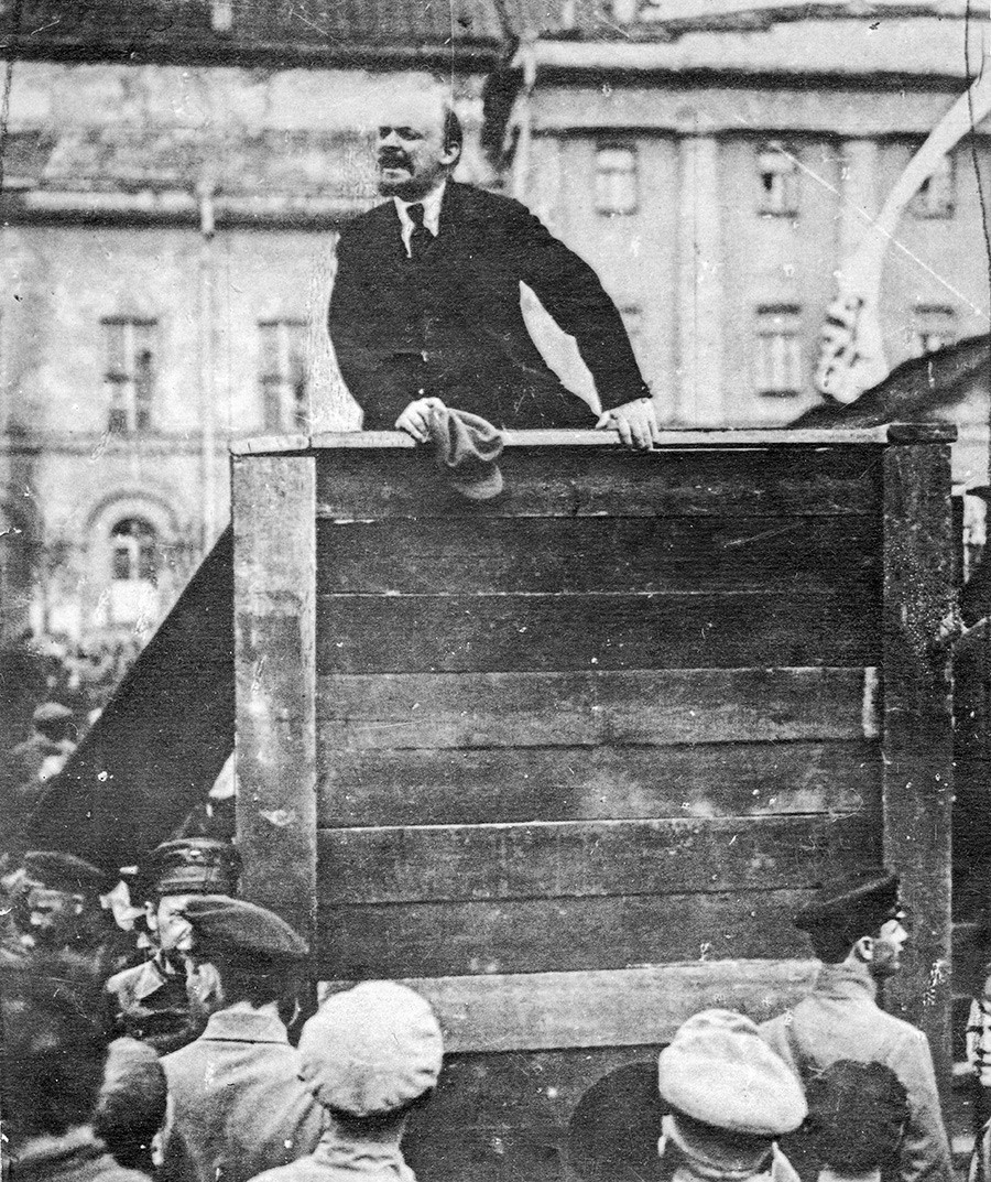 Лењин држи говор на митингу