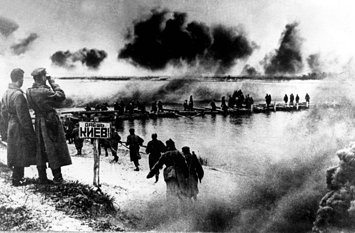Црвена армија прелази Дњепар у току војне операције за ослобођење Кијева од Немаца у Другом светском рату.