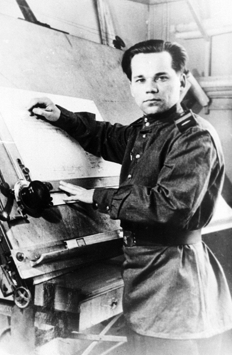 Stariji vodnik Mihail Kalašnjikov za vrijeme rada na konstruiranju automata AK-47. Kalašnjikovljev automat je pobijedio na natječaju 1947. godine, poslije čega je postao dio arsenala SSSR-a.
