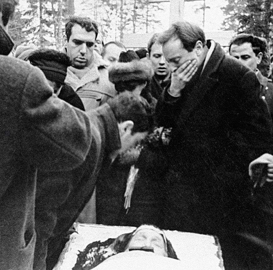 Poets Joseph Brodsky (standing right) and Yevgeny Rein (center) during the funeral ceremony for Anna Akhmatova